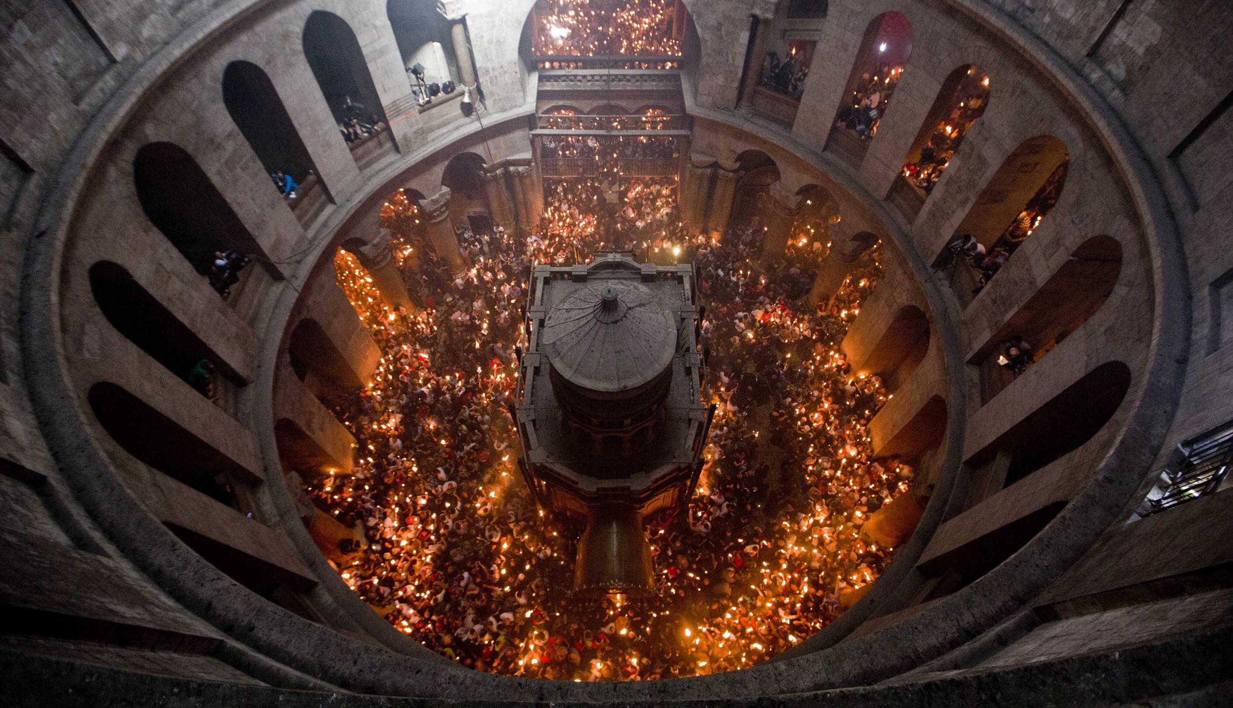 Holy Fire descends upon the Tomb of the Jesus in Jerusalem geotv.ge